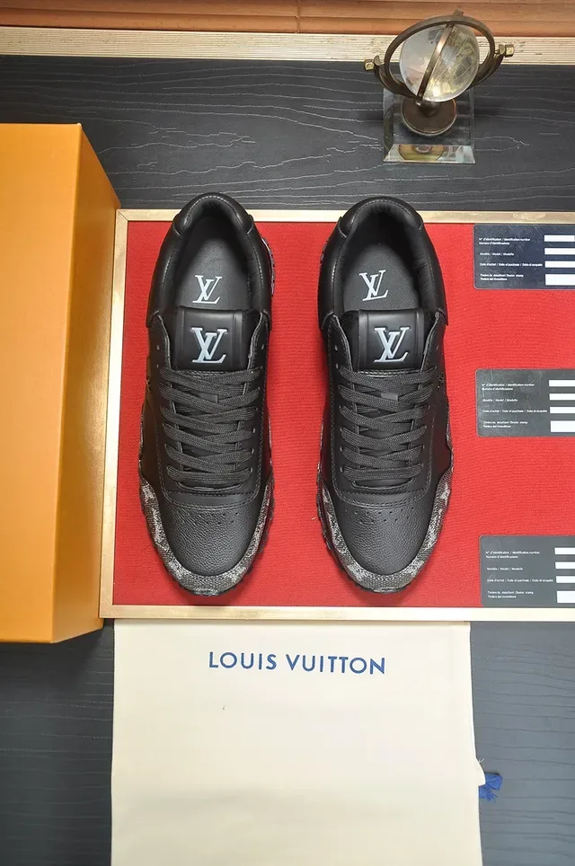 حذاء رياضي أسلوب حياة لويس فتون LV Trainer أسود و رمادي Monogram ألواح القماش جلد ناعم 5