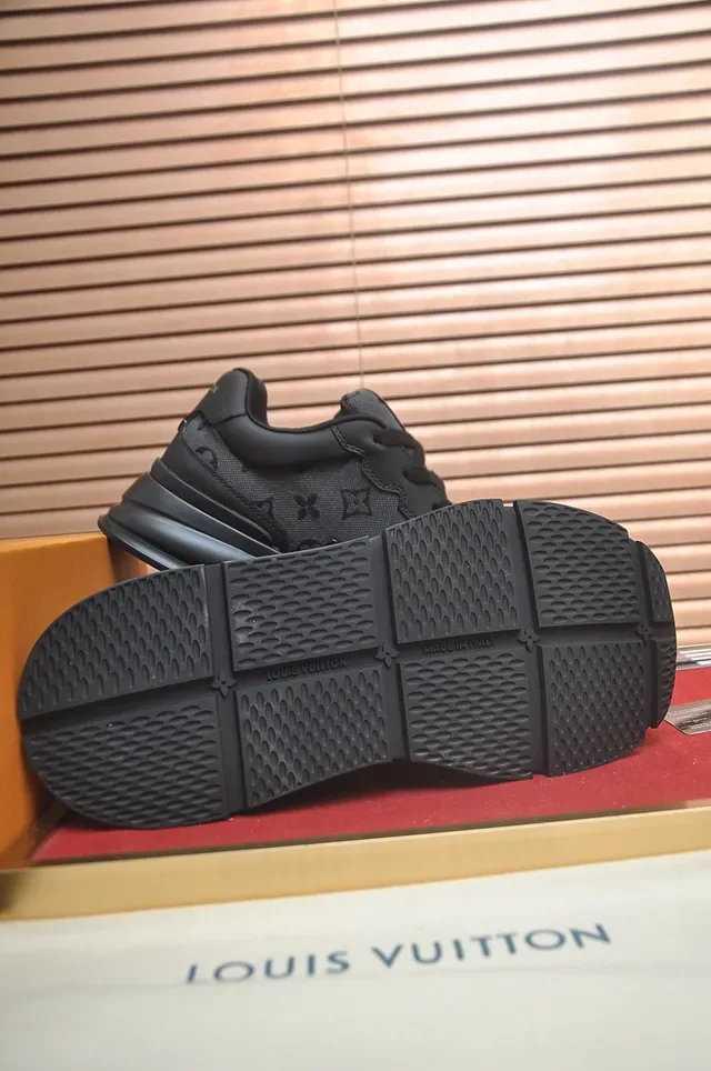 Louis Vuitton LV Trainer 黑色灰色 印花帆布鞋面 缝制标志 生活方式运动鞋 3