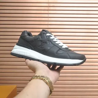 Louis Vuitton LV Trainer Negro y Blanco Monograma Embossado Capa Superior de Cuero Sneakers Lifestyle