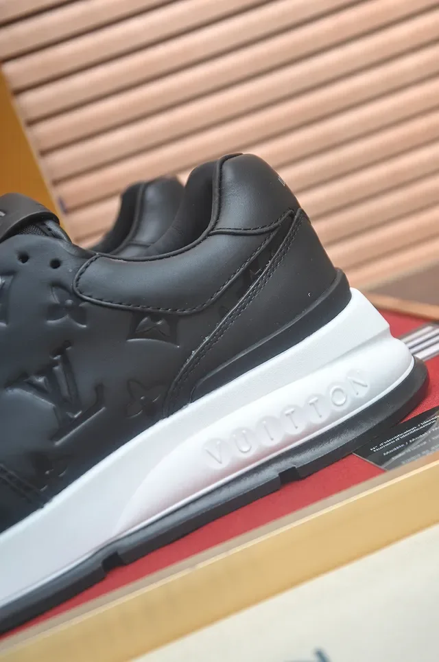 Louis Vuitton LV Trainer Noir et Blanc Monogramme Embossé Cuir Couche Supérieure Sneakers Lifestyle 2