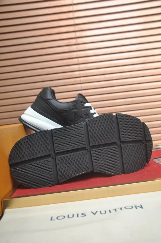 Louis Vuitton LV Trainer Noir et Blanc Monogramme Embossé Cuir Couche Supérieure Sneakers Lifestyle 3