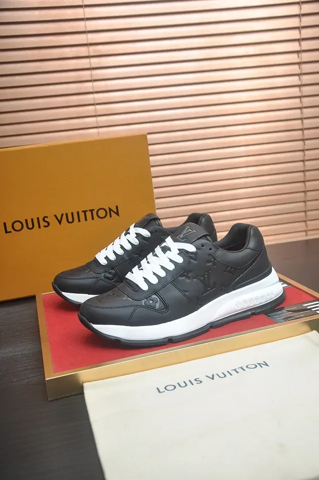 Louis Vuitton LV Trainer Noir et Blanc Monogramme Embossé Cuir Couche Supérieure Sneakers Lifestyle 4