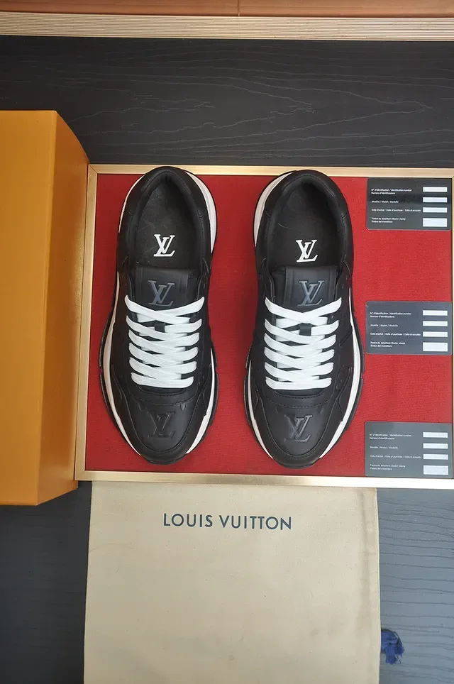 Louis Vuitton LV Trainer Noir et Blanc Monogramme Embossé Cuir Couche Supérieure Sneakers Lifestyle 5