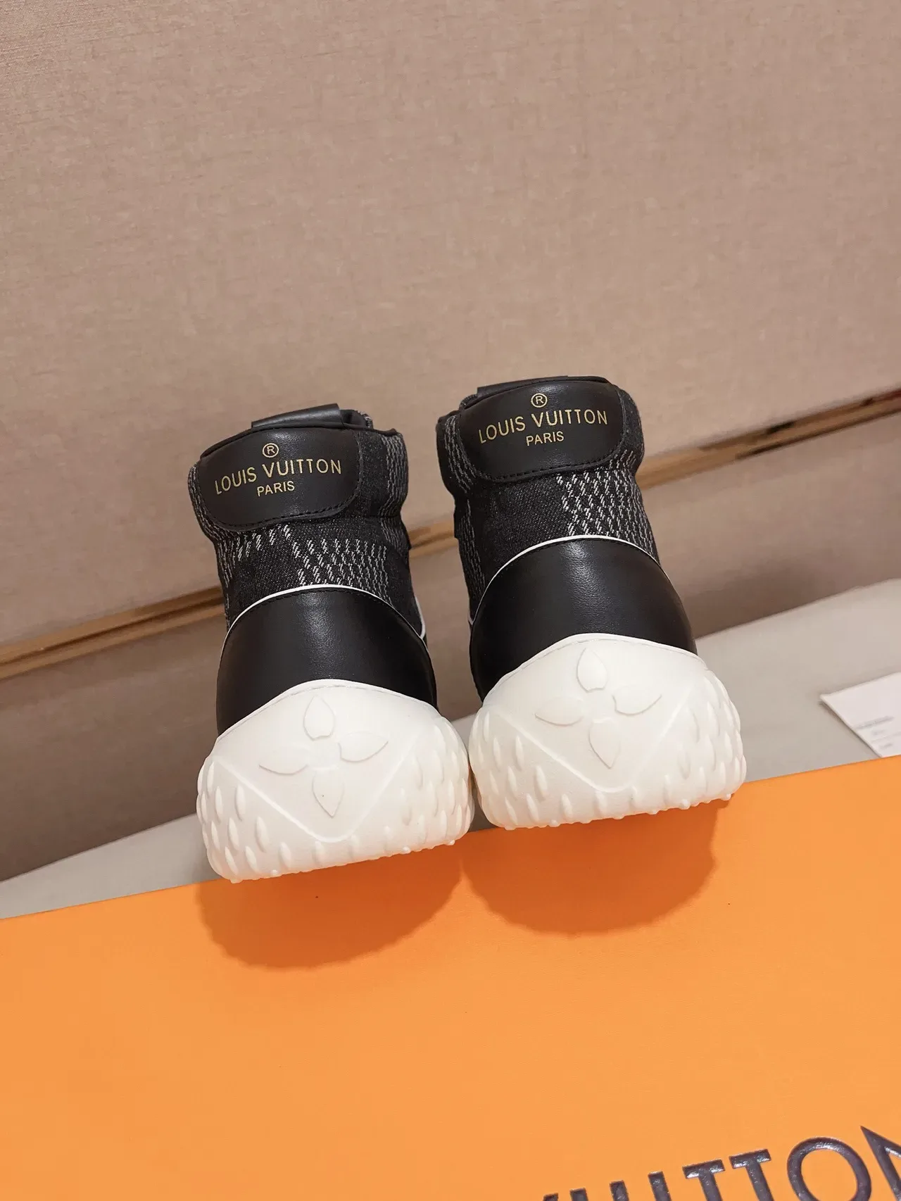 Louis Vuitton LV Trainer 黑白 高帮 厚底 生活方式运动鞋 9