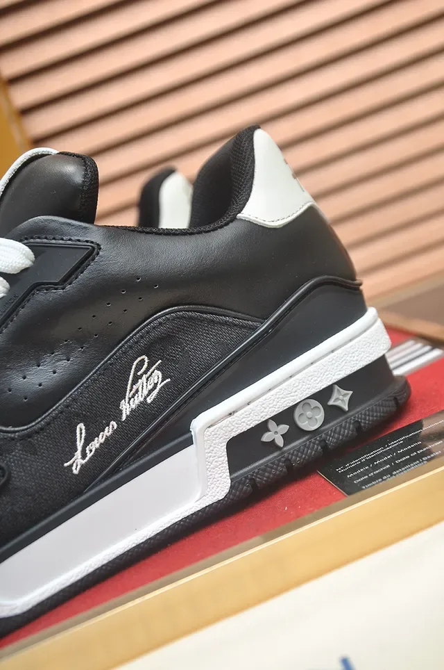 Louis Vuitton LV Trainer Baskets Lifestyle Noires et Blanches Low-Top Panneaux en Cuir 2
