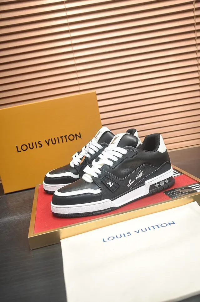 Louis Vuitton LV Trainer Baskets Lifestyle Noires et Blanches Low-Top Panneaux en Cuir 4
