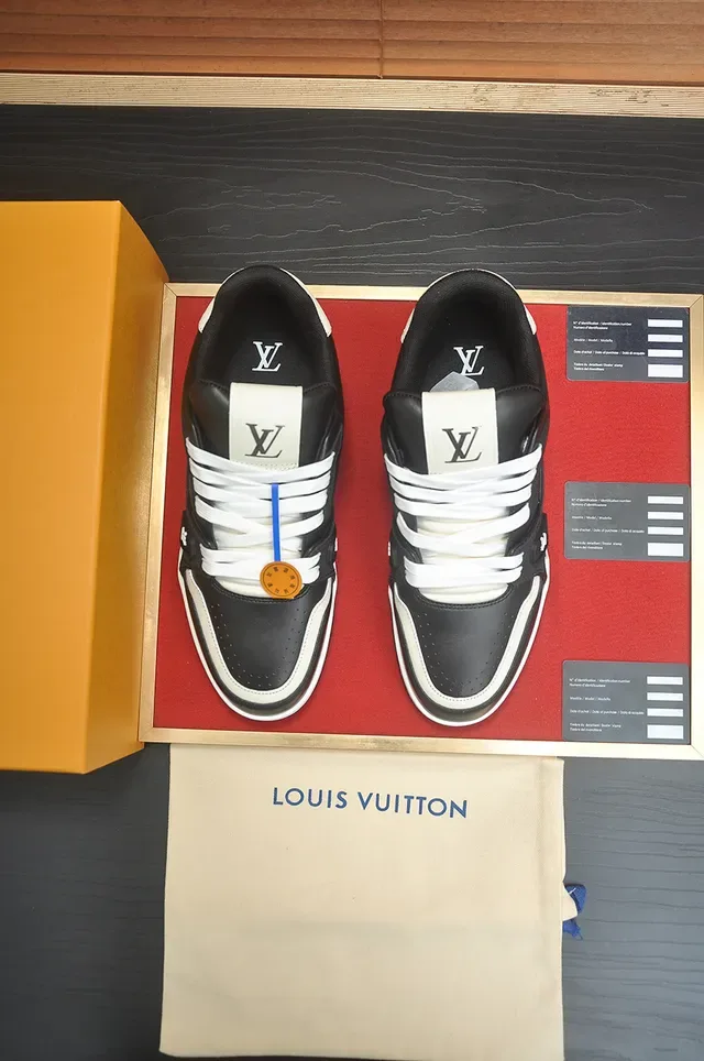 Louis Vuitton LV Trainer Baskets Lifestyle Noires et Blanches Low-Top Panneaux en Cuir 5