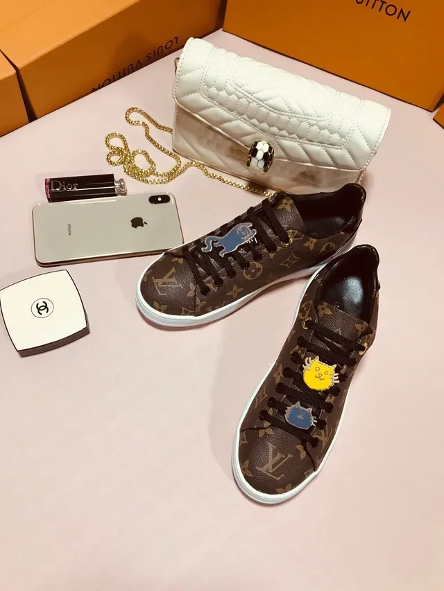 Louis Vuitton LV Trainer Marrom Branco Monograma Tela Esmalte Gato Encantos Sneakers Lifestyle 2