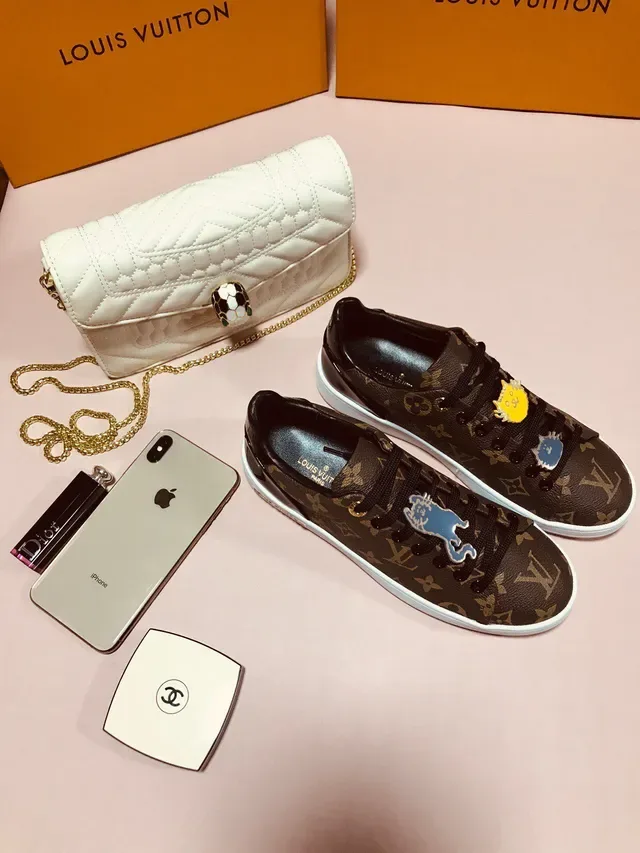Louis Vuitton LV Trainer Marrom Branco Monograma Tela Esmalte Gato Encantos Sneakers Lifestyle 4