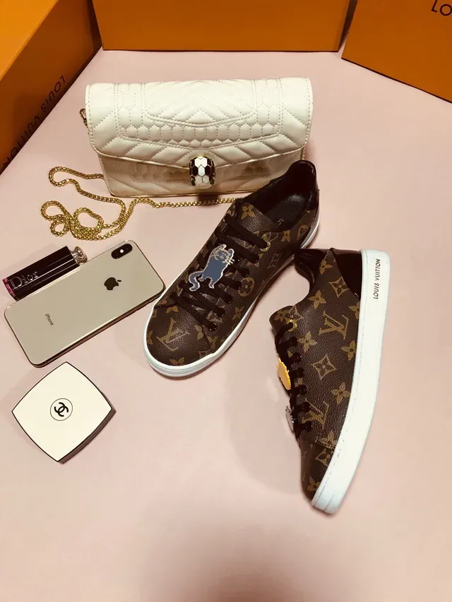 Louis Vuitton LV Trainer Marrom Branco Monograma Tela Esmalte Gato Encantos Sneakers Lifestyle 5