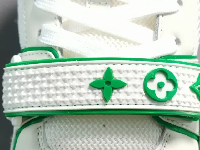 Louis Vuitton LV Trainer baskets lifestyle blanches et vertes 3