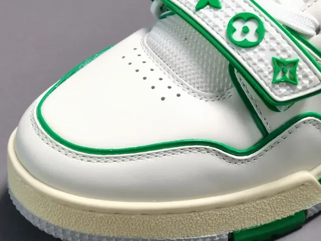 Louis Vuitton LV Trainer baskets lifestyle blanches et vertes 6