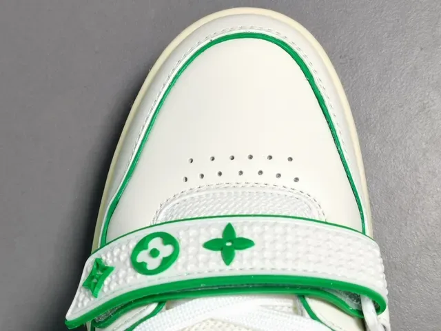 Louis Vuitton LV Trainer baskets lifestyle blanches et vertes 8