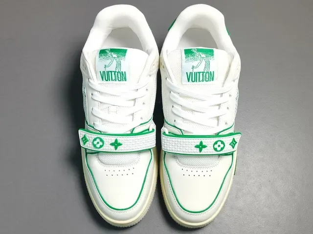 Louis Vuitton LV Trainer baskets lifestyle blanches et vertes 13
