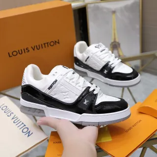 Louis Vuitton LV Trainer Zapatillas Lifestyle Blancas Negras con Monograma Embossado en Cuero Correa Patentada Brillante
