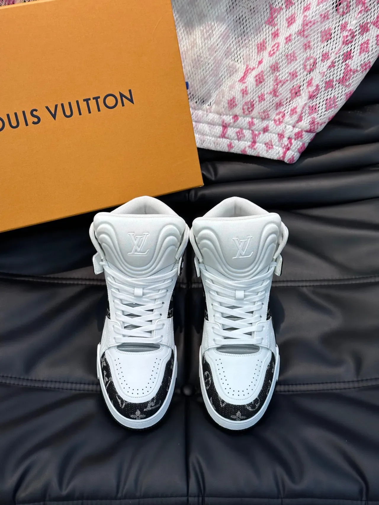 Louis Vuitton LV Trainer Zapatillas Blancas y Negras de Alto Monogram Jacquard Lifestyle 2
