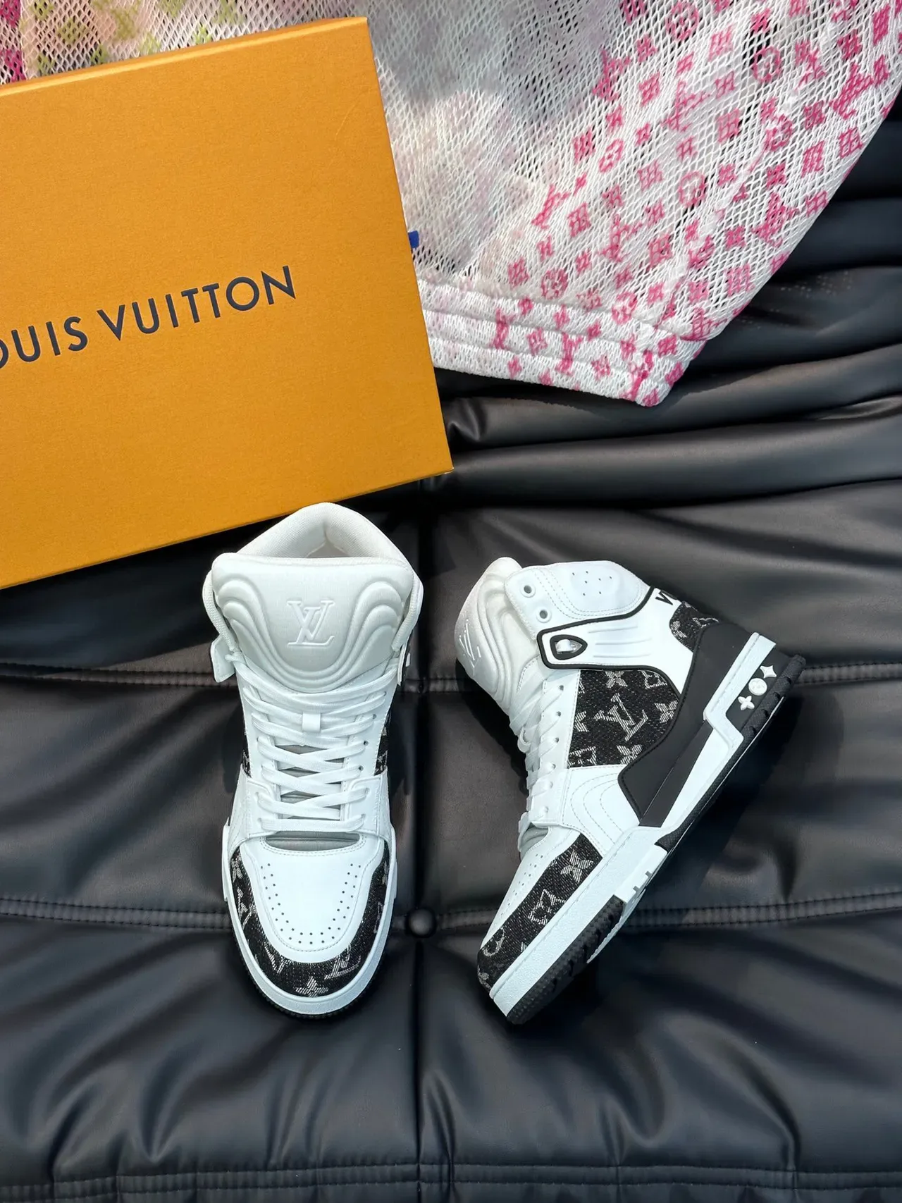 Louis Vuitton LV Trainer Zapatillas Blancas y Negras de Alto Monogram Jacquard Lifestyle 3