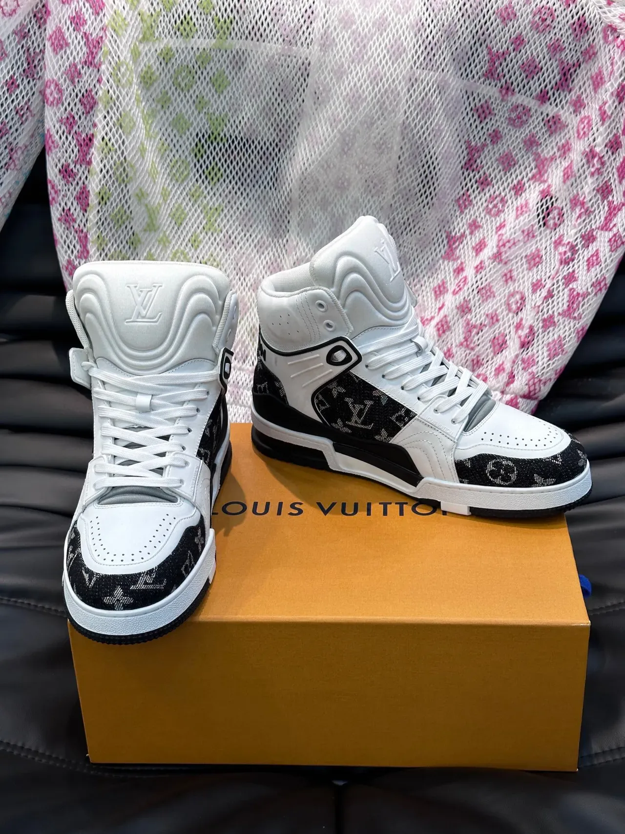 Louis Vuitton LV Trainer Zapatillas Blancas y Negras de Alto Monogram Jacquard Lifestyle 4