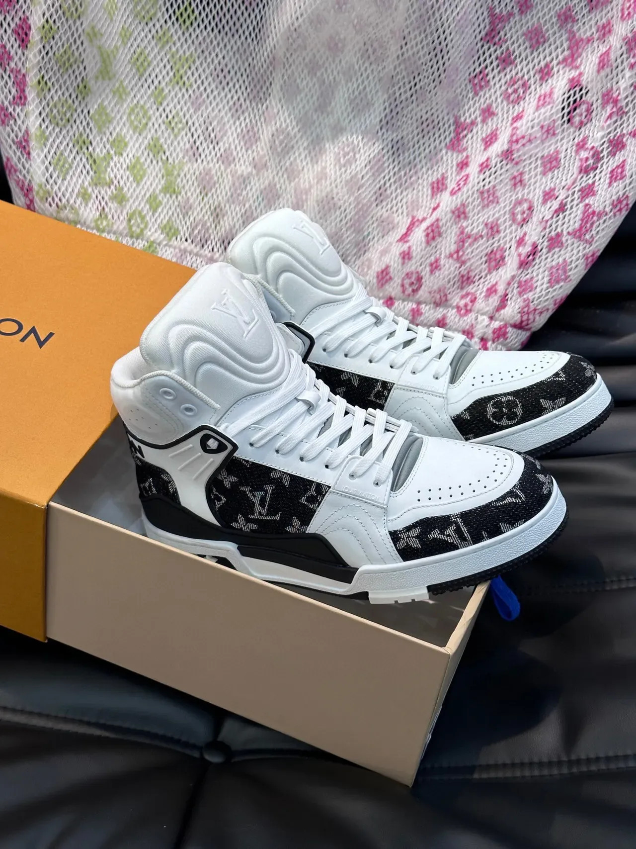 Louis Vuitton LV Trainer Zapatillas Blancas y Negras de Alto Monogram Jacquard Lifestyle 5