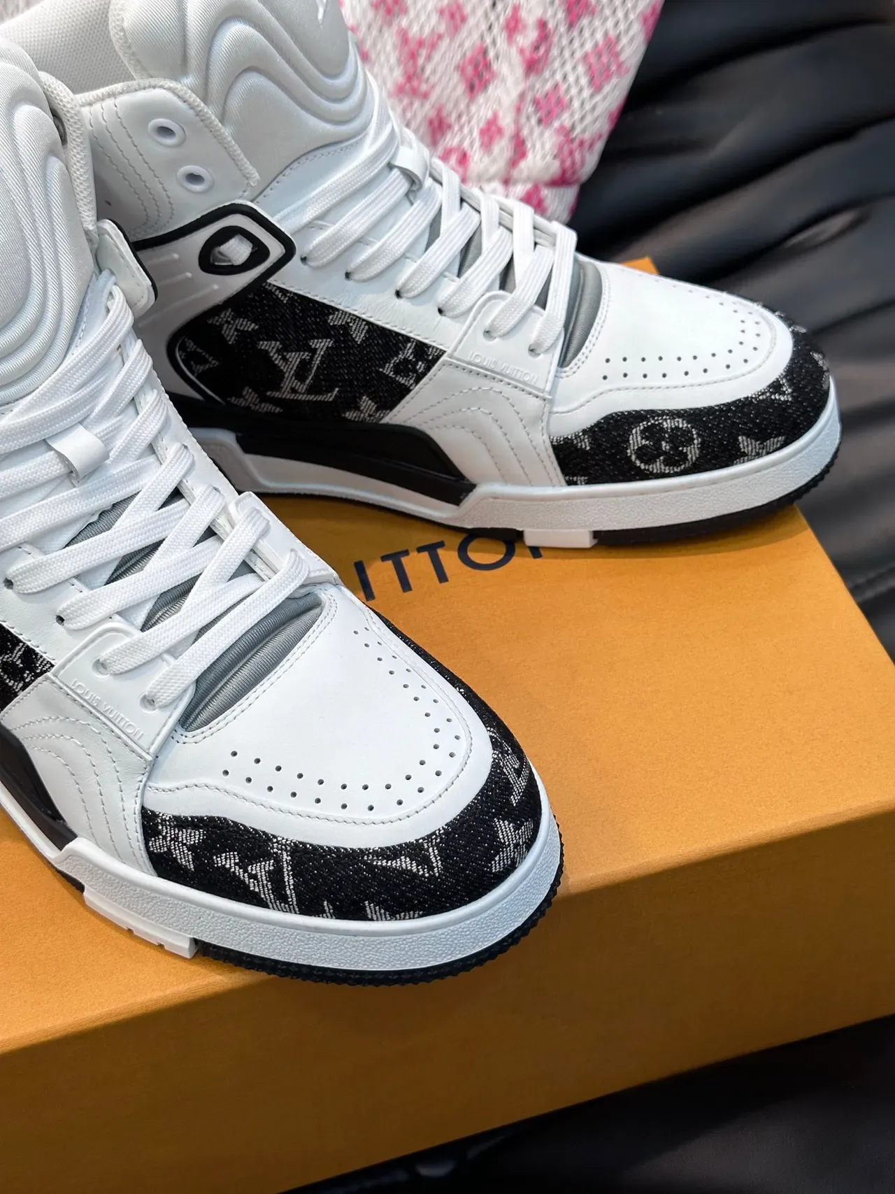Louis Vuitton LV Trainer Zapatillas Blancas y Negras de Alto Monogram Jacquard Lifestyle 6