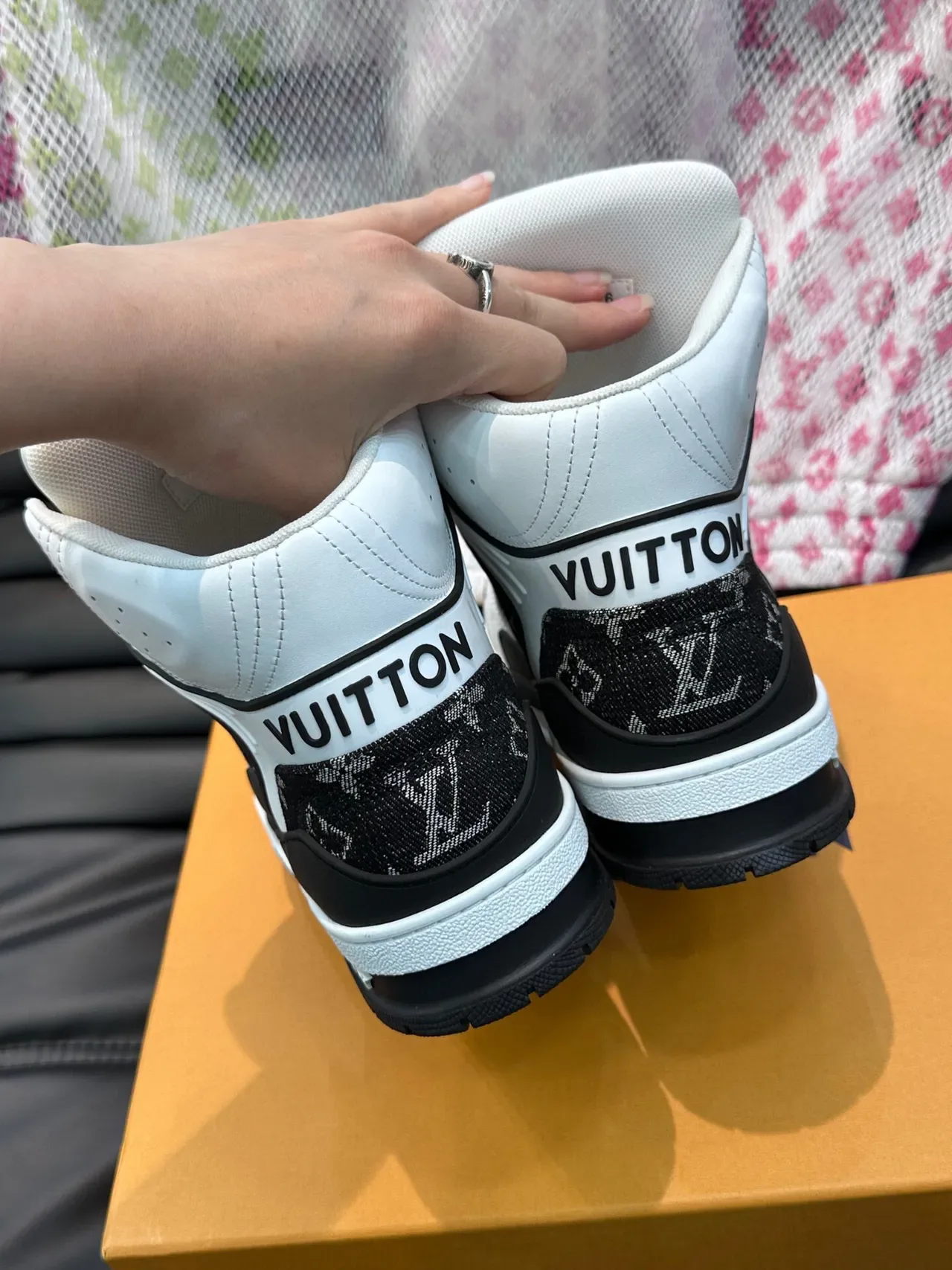 Louis Vuitton LV Trainer Zapatillas Blancas y Negras de Alto Monogram Jacquard Lifestyle 7