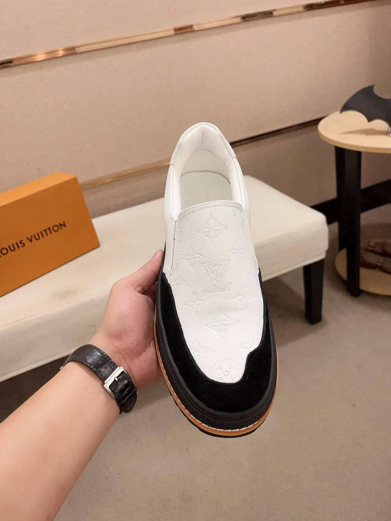 লুইস ভিটন LV Trainer সাদা কালো স্লিপ-অন মনোগ্রাম লেদার লাইফস্টাইল স্নিকার 2