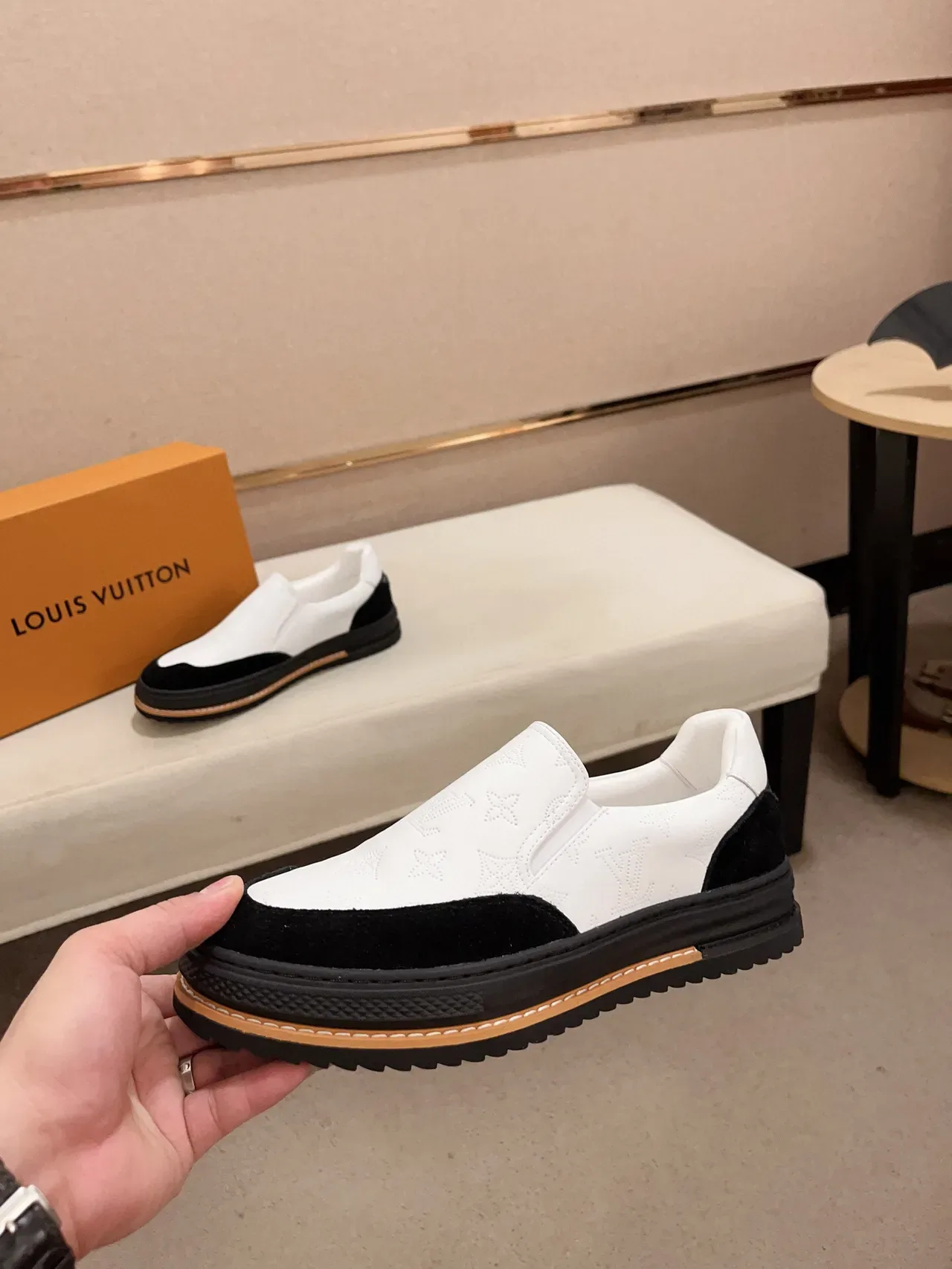 লুইস ভিটন LV Trainer সাদা কালো স্লিপ-অন মনোগ্রাম লেদার লাইফস্টাইল স্নিকার 3
