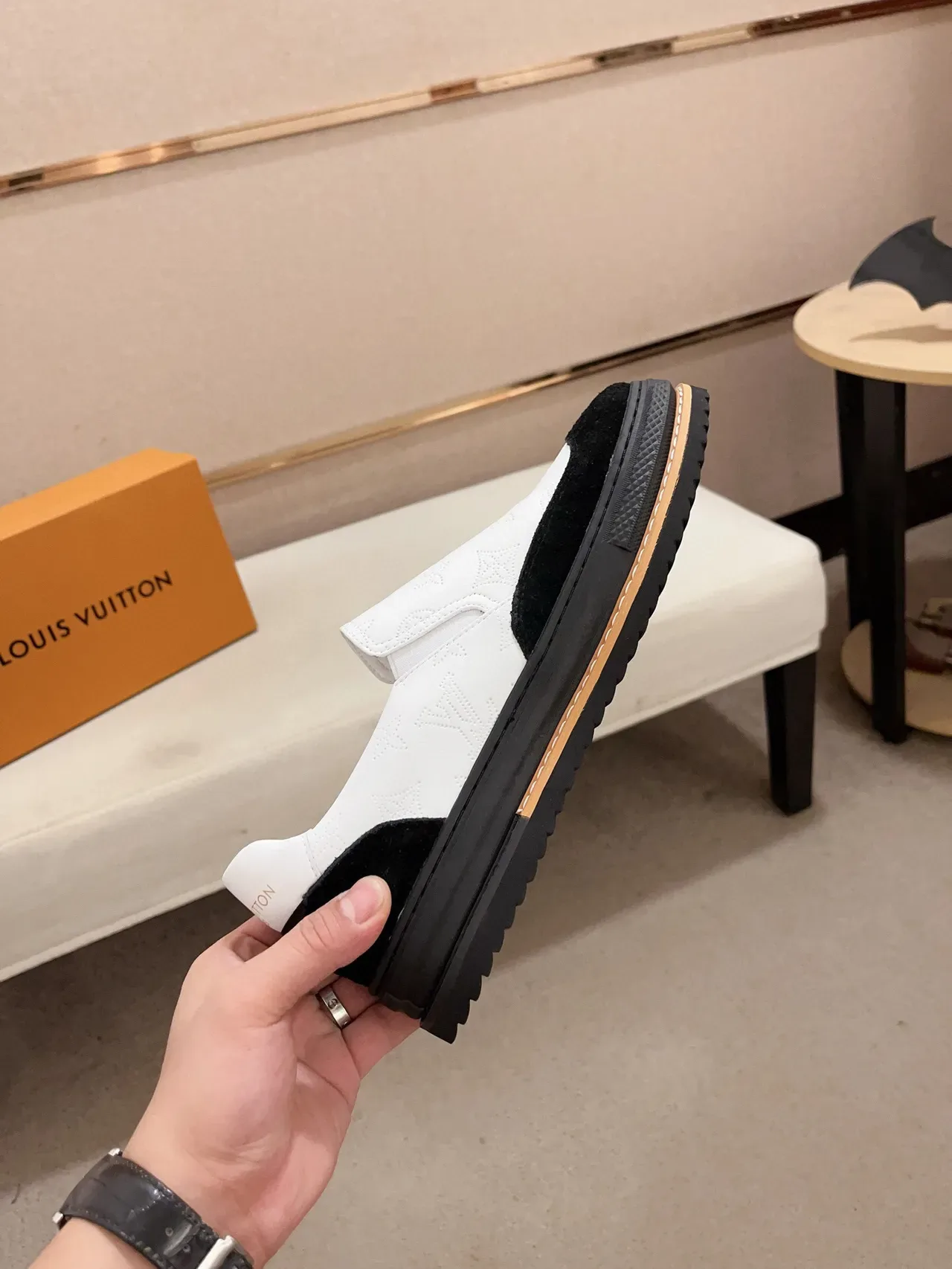 লুইস ভিটন LV Trainer সাদা কালো স্লিপ-অন মনোগ্রাম লেদার লাইফস্টাইল স্নিকার 5
