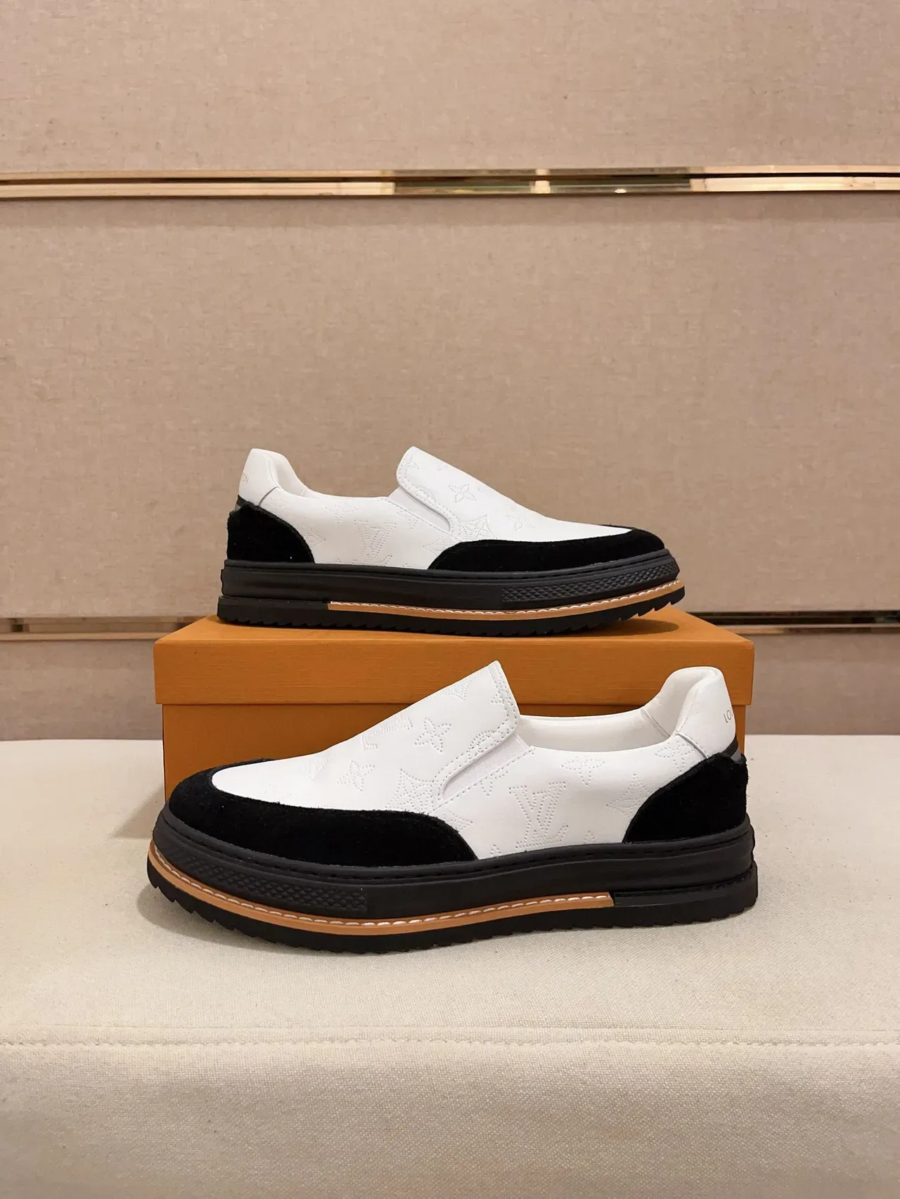 লুইস ভিটন LV Trainer সাদা কালো স্লিপ-অন মনোগ্রাম লেদার লাইফস্টাইল স্নিকার 7