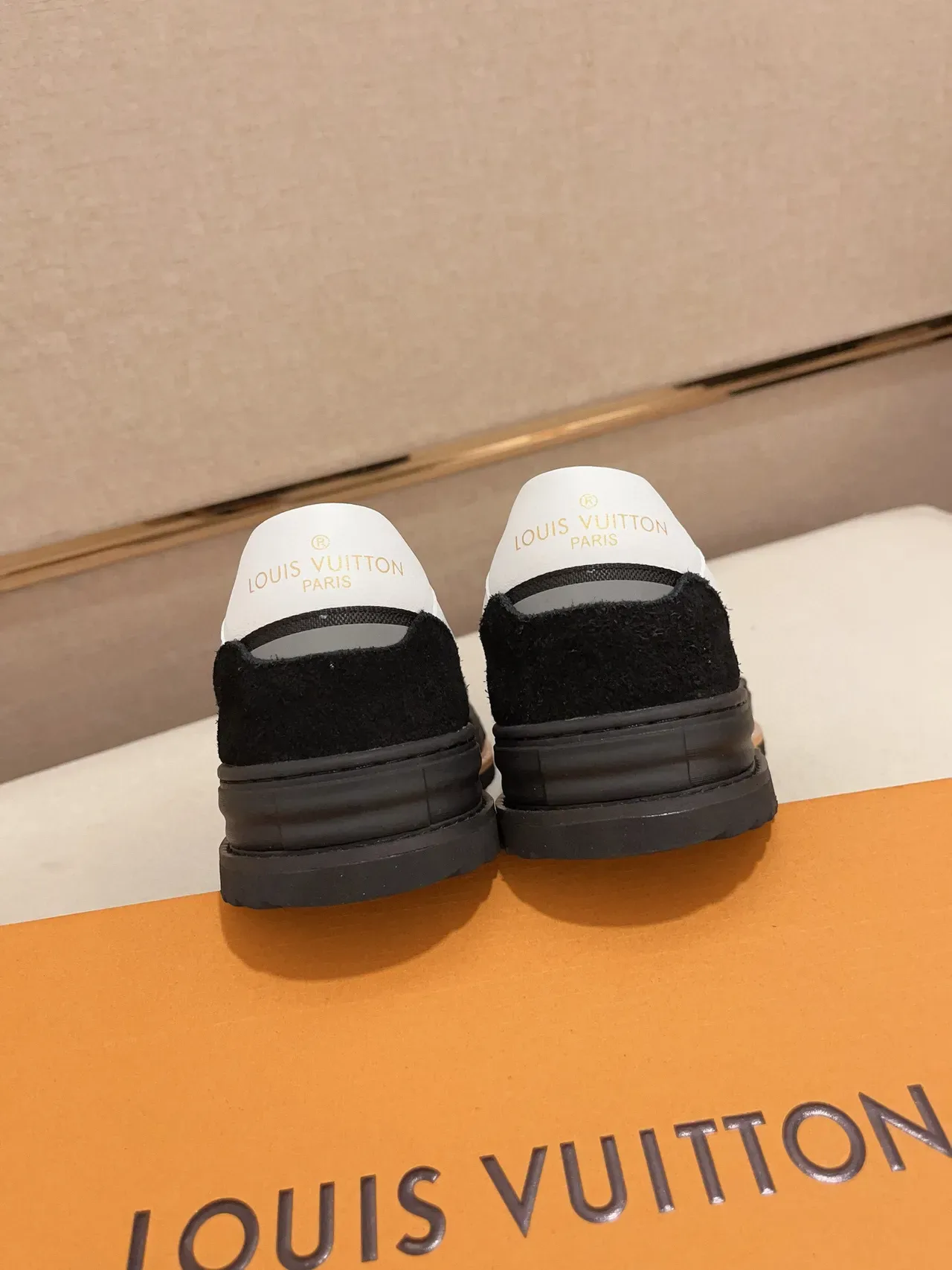 লুইস ভিটন LV Trainer সাদা কালো স্লিপ-অন মনোগ্রাম লেদার লাইফস্টাইল স্নিকার 8