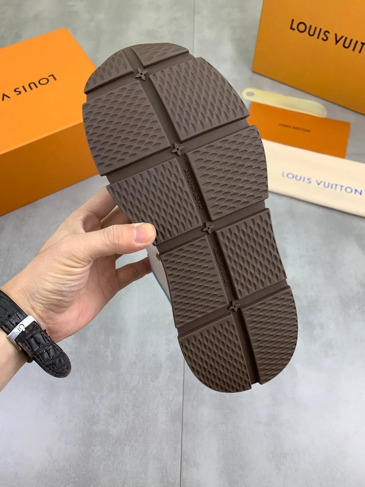Louis Vuitton LV Trainer Branco e Azul Malha e Camurça Painel de Construção Detalhe de Sobreposição Ondulada Tênis Lifestyle 3
