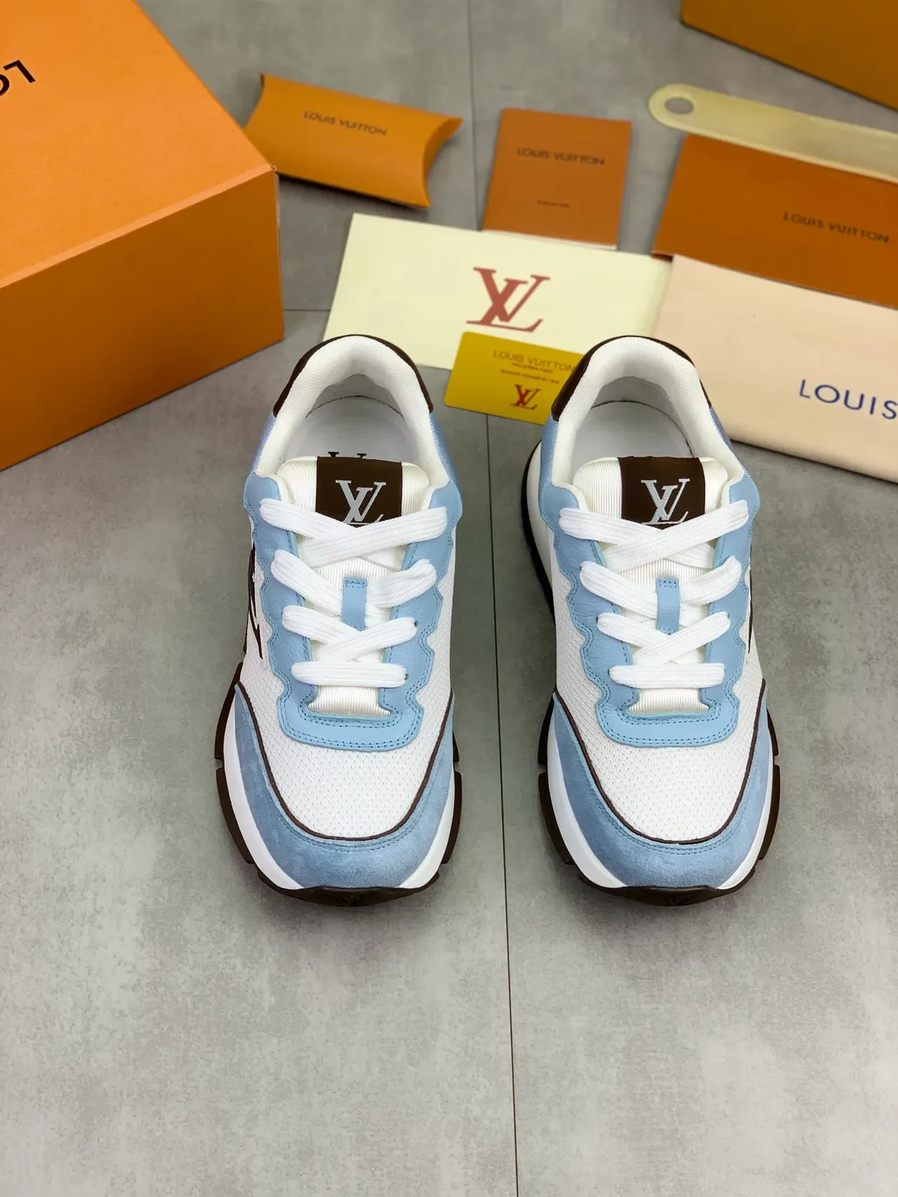 Louis Vuitton LV Trainer Branco e Azul Malha e Camurça Painel de Construção Detalhe de Sobreposição Ondulada Tênis Lifestyle 4