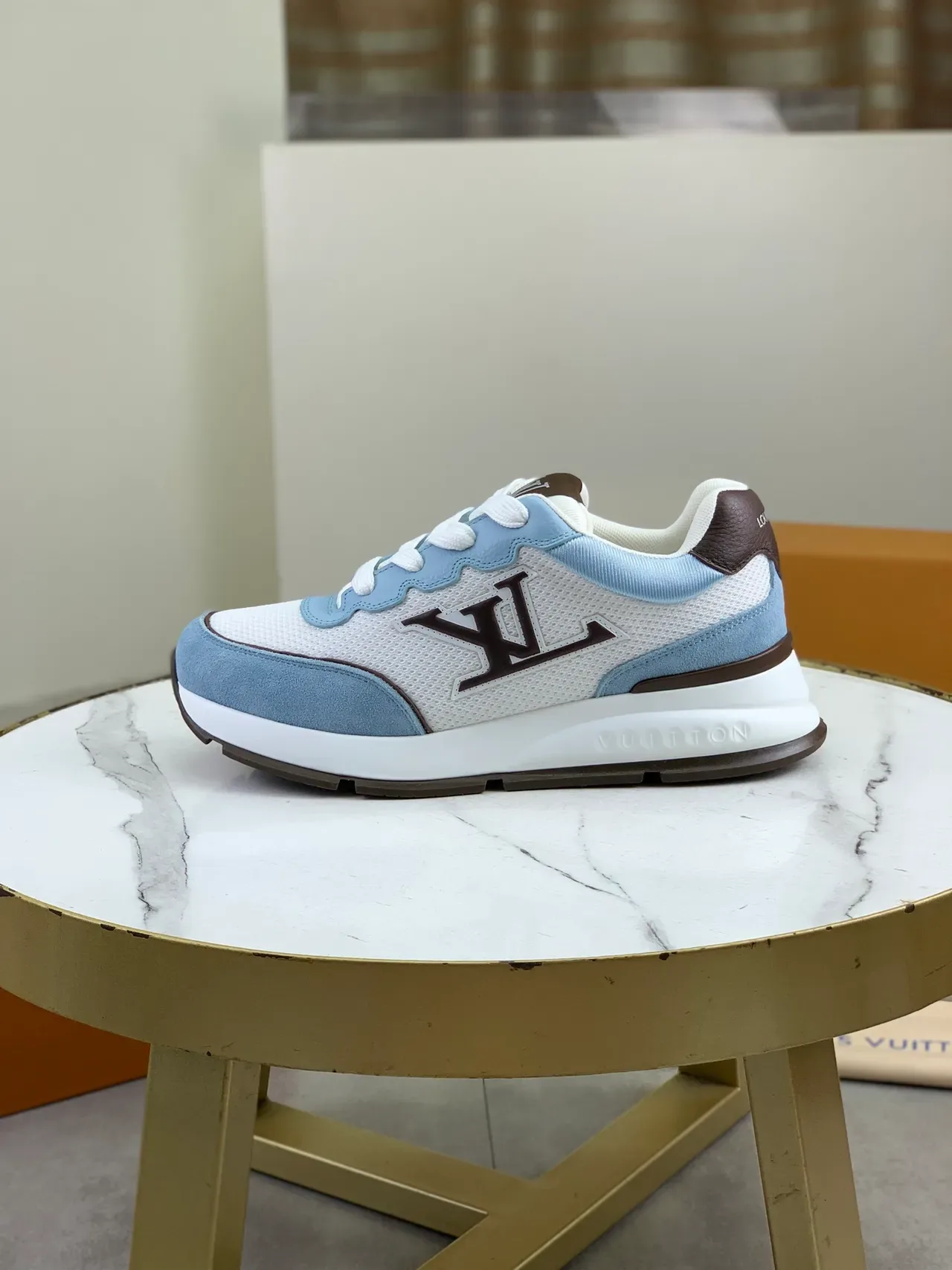 Louis Vuitton LV Trainer Branco e Azul Malha e Camurça Painel de Construção Detalhe de Sobreposição Ondulada Tênis Lifestyle 5