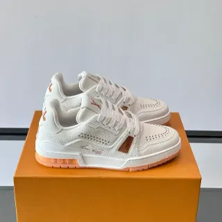 Louis Vuitton LV Trainer Zapatillas Lifestyle Blancas y Marrones Cuero Texturizado con Detalles Perforados