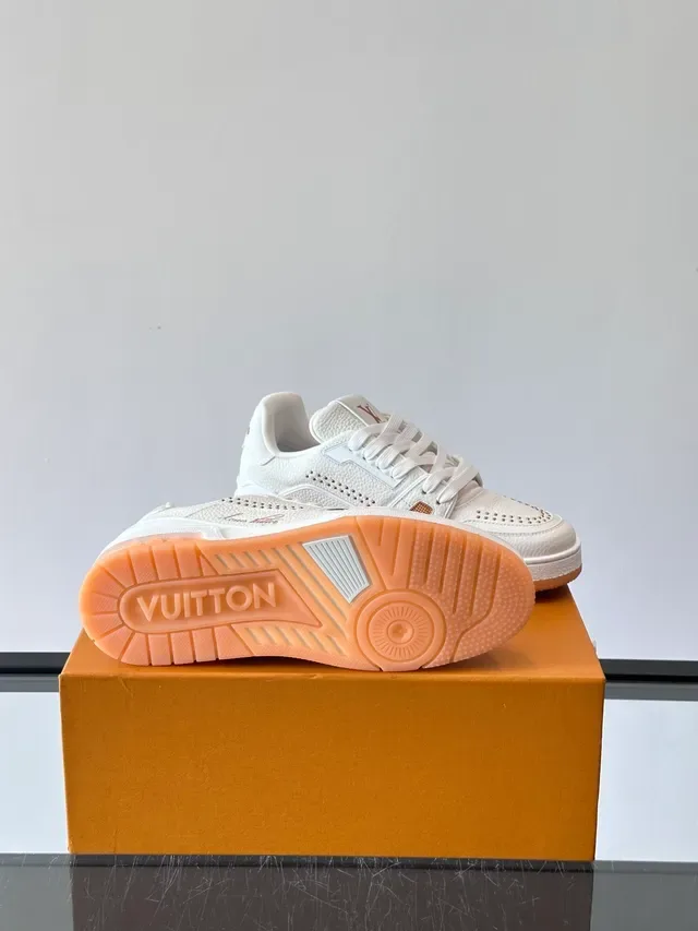 Louis Vuitton LV Trainer Tênis Lifestyle Branco e Marrom Couro Texturizado com Detalhes Perforados 2
