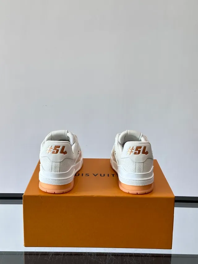 Louis Vuitton LV Trainer Tênis Lifestyle Branco e Marrom Couro Texturizado com Detalhes Perforados 3