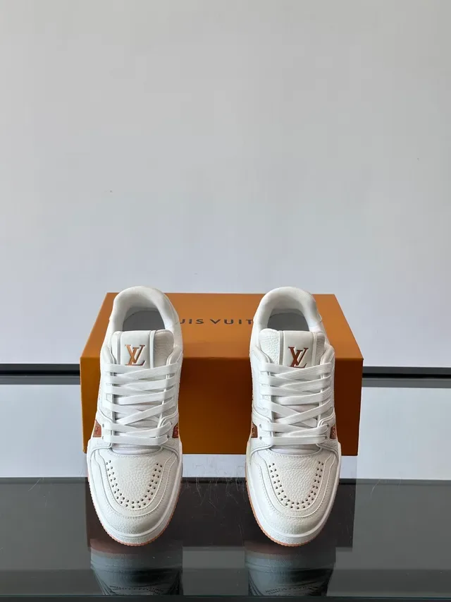 Louis Vuitton LV Trainer Tênis Lifestyle Branco e Marrom Couro Texturizado com Detalhes Perforados 4
