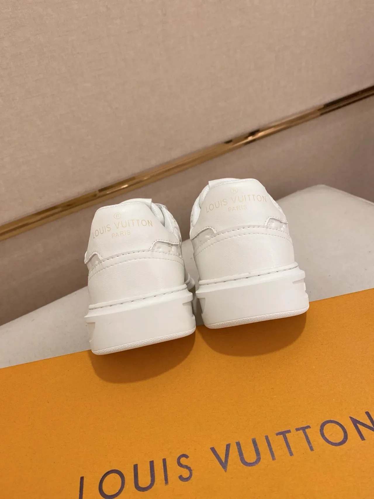 Louis Vuitton LV Trainer Sneakers Lifestyle Blanches en Cuir Monogram-Embossed Low-Top 3