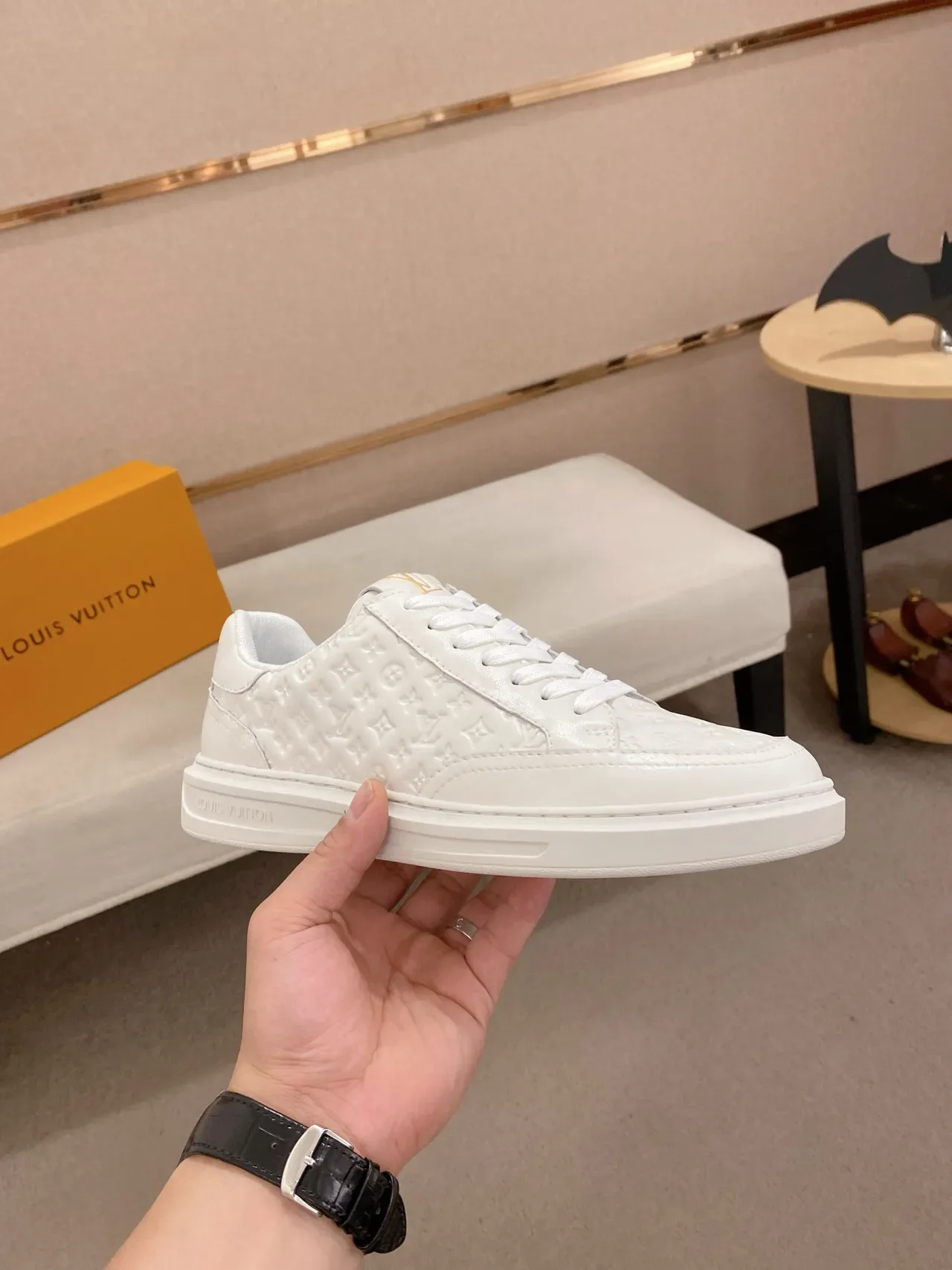 Louis Vuitton LV Trainer Sneakers Lifestyle Blanches en Cuir Monogram-Embossed Low-Top 4