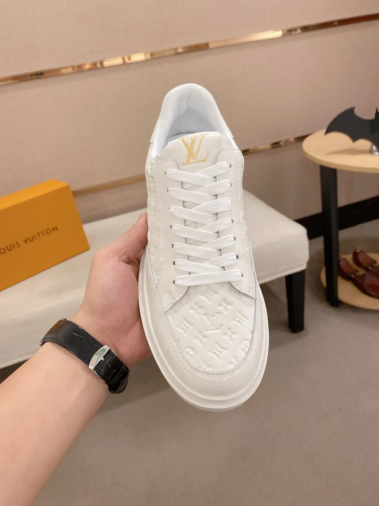 Louis Vuitton LV Trainer Sneakers Lifestyle Blanches en Cuir Monogram-Embossed Low-Top 5