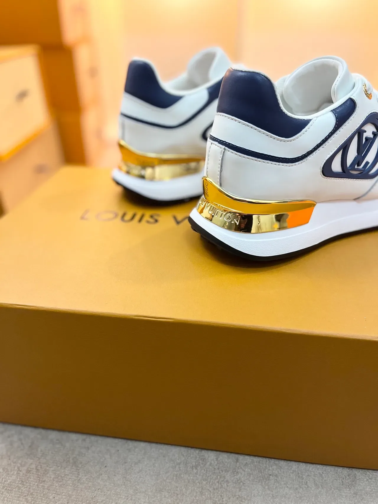Louis Vuitton LV Trainer Sneakers Lifestyle blanc marine cuir haut panneau monogramme bleu 2