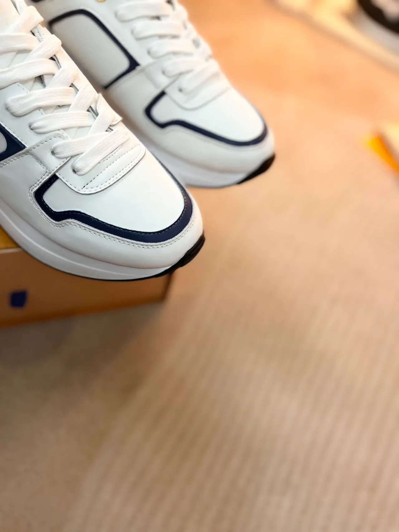Louis Vuitton LV Trainer Sneakers Lifestyle blanc marine cuir haut panneau monogramme bleu 3