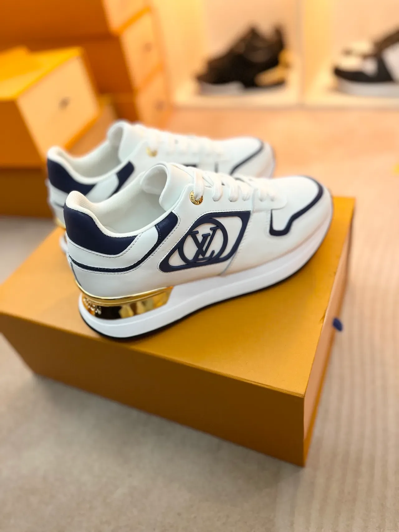 Louis Vuitton LV Trainer Sneakers Lifestyle blanc marine cuir haut panneau monogramme bleu 4