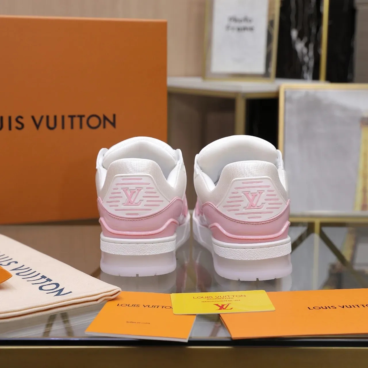 Louis Vuitton LV Trainer সাদা গোলাপি এমবসড মনোগ্রাম চামড়া চকচকে সাইড কেজ লাইফস্টাইল স্নিকার 2