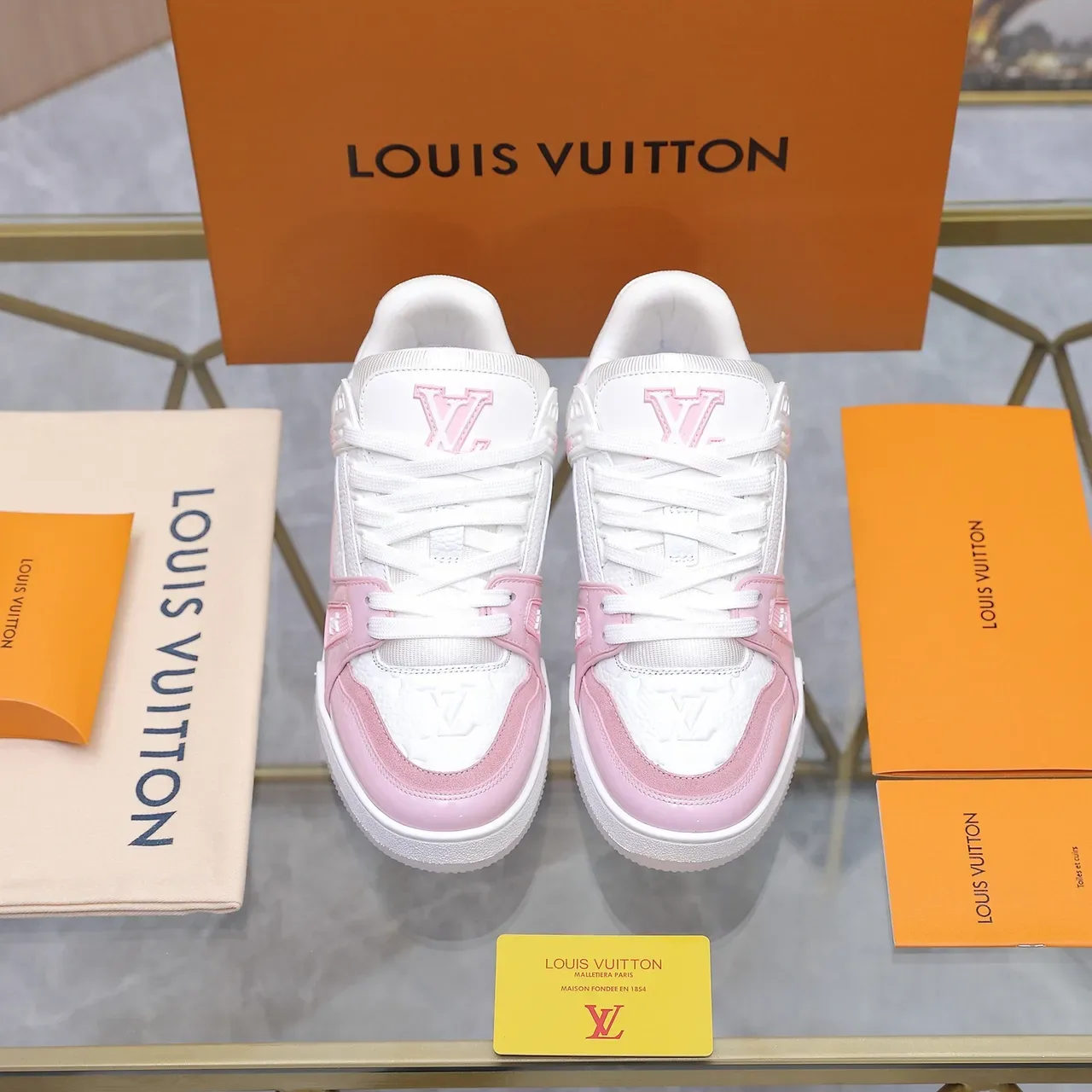 Louis Vuitton LV Trainer সাদা গোলাপি এমবসড মনোগ্রাম চামড়া চকচকে সাইড কেজ লাইফস্টাইল স্নিকার 3