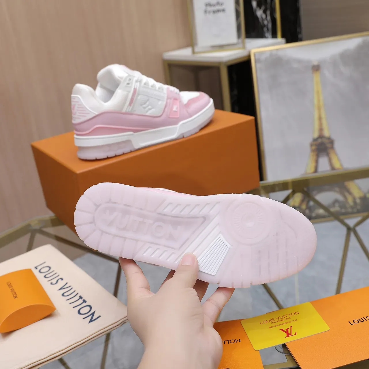 Louis Vuitton LV Trainer সাদা গোলাপি এমবসড মনোগ্রাম চামড়া চকচকে সাইড কেজ লাইফস্টাইল স্নিকার 4