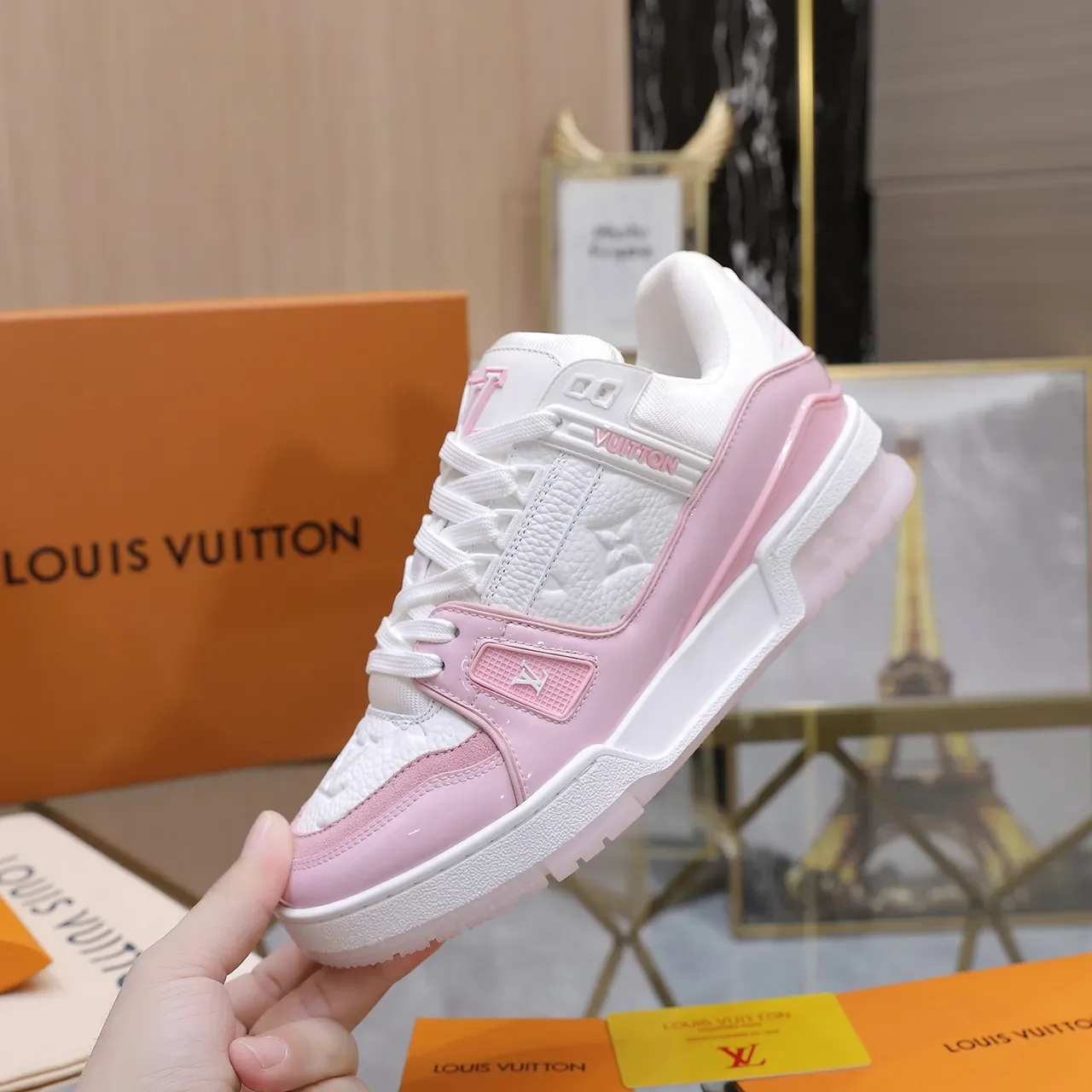Louis Vuitton LV Trainer সাদা গোলাপি এমবসড মনোগ্রাম চামড়া চকচকে সাইড কেজ লাইফস্টাইল স্নিকার 5