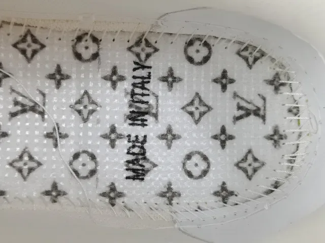 Louis Vuitton LV Trainer Amarillo Blanco Suela Media Capa Monograma Embossed Cuero Zapatillas Lifestyle 2