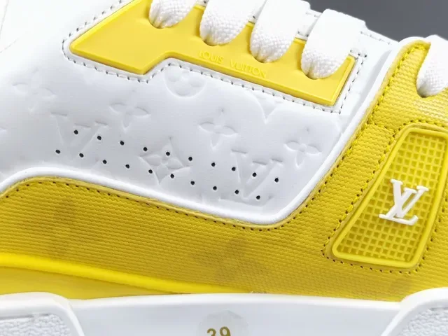 Louis Vuitton LV Trainer Amarillo Blanco Suela Media Capa Monograma Embossed Cuero Zapatillas Lifestyle 5