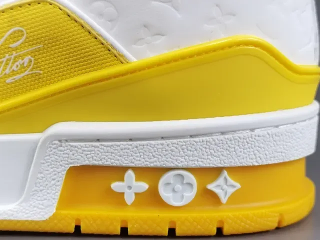Louis Vuitton LV Trainer Amarillo Blanco Suela Media Capa Monograma Embossed Cuero Zapatillas Lifestyle 7
